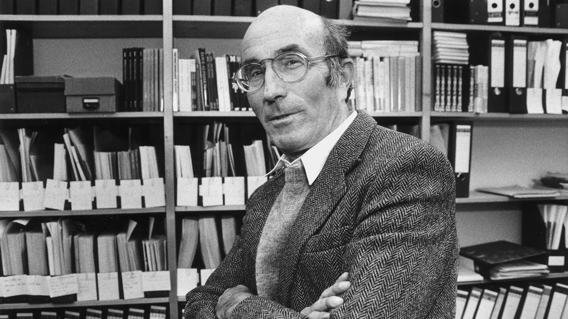 A photo of Niklas Luhmann in front of his Zettelkasten-sorted library.