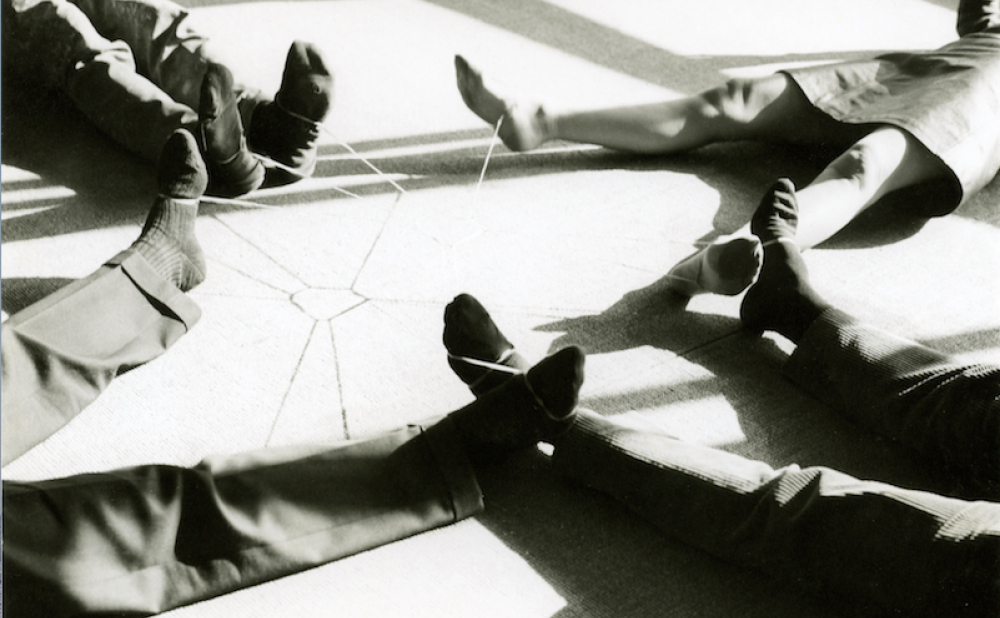 Clark’s proposition Estruturas vivas (Live structures, 1969), in use probably in Paris in the early 1970s. Rubber bands. Courtesy “The World of Lygia Clark” Cultural Association, Rio de Janeiro