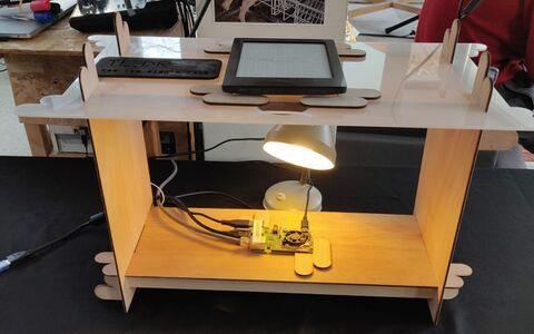 The shelf infrastructure with chopchop and the e-reader. Photo taken by Thijs.
