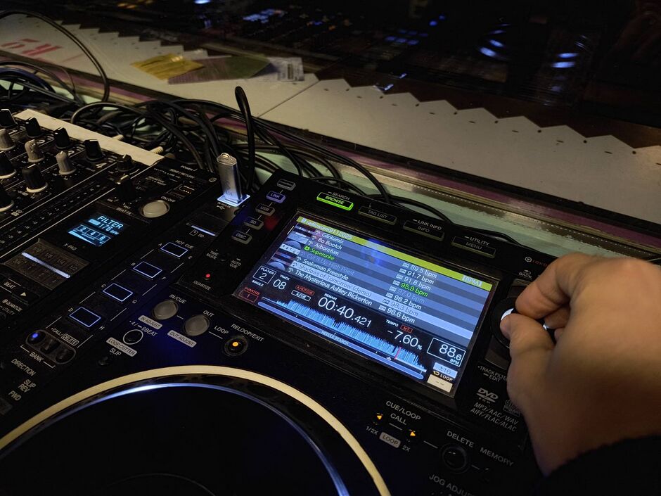 Mixing music and samples live on the consolle