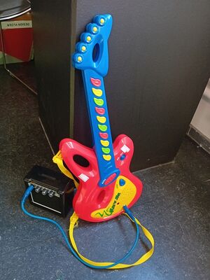 Toy-guitar-01.jpg